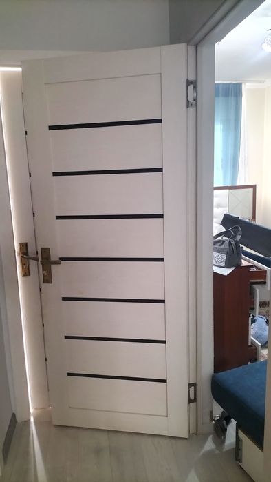 Есік сатылады орта жағдайда.