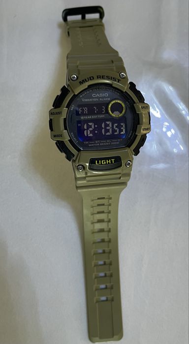 Продается часы Casio черный и зеленый.