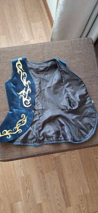 Продам камзол на девочку 7-8 лет