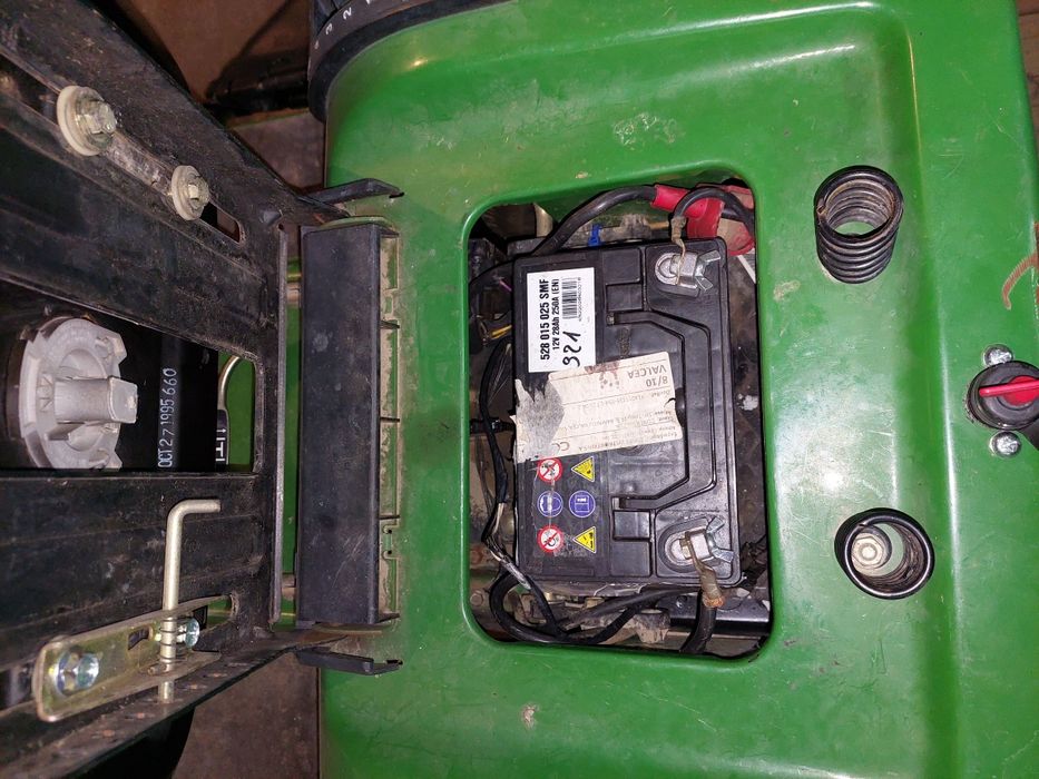 Tractoras tuns iarba