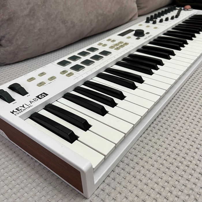 Arturia KeyLab Essential 61 + чехол — отличное состояние