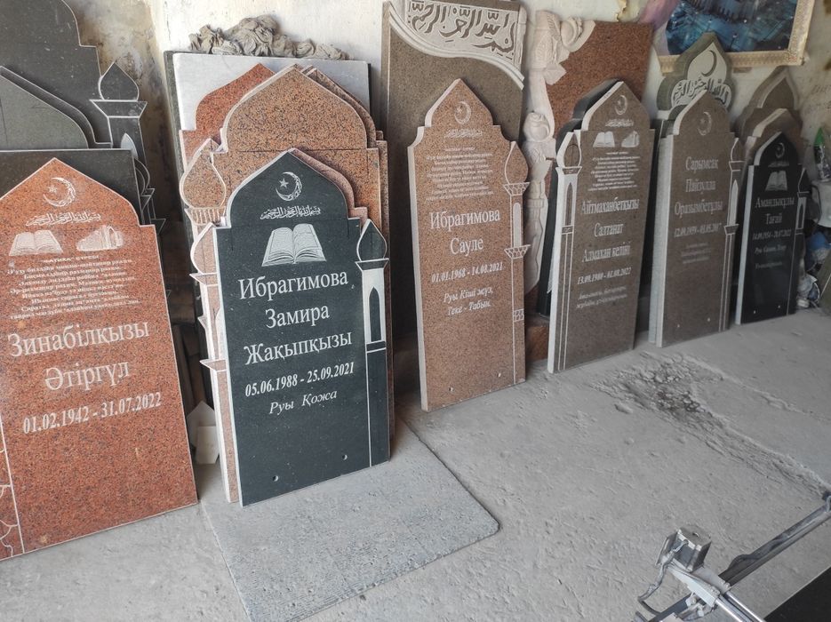 Көк тас, ескерткіштер, памятники