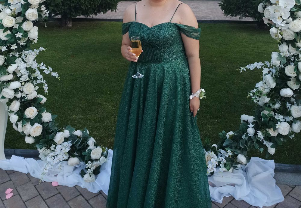 Зелена бална рокля