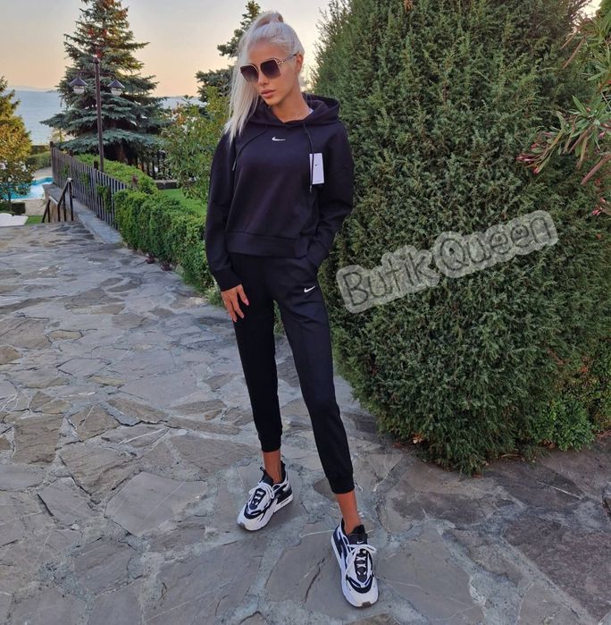 Дамски екипи, клинове, суитшъри Nikе