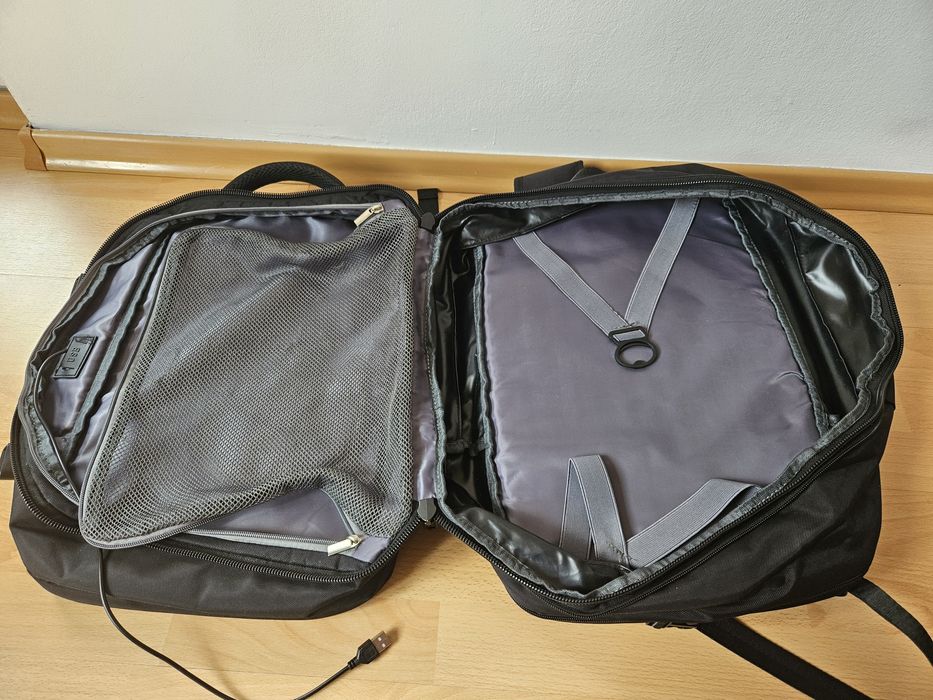 Здравейте, продавам голяма раница с 4 отделения и USB порт