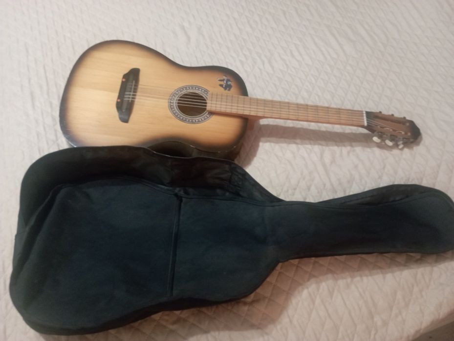 Продам гитару с чехлом