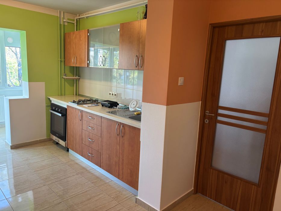 De inchiriat apartament cu 2 camere decomandat et.1 cu centrala proprie zona Aradului!!