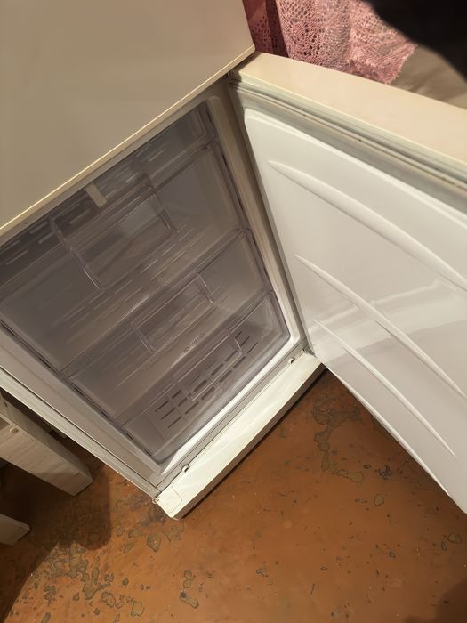 Продам холодильник и 2 больших ковра