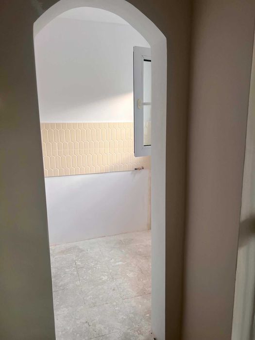 Vand garsoniera,confort 1,compusa din hol, baie, camera ,bucatarie si balcon izolat si inchis cu termopan ,etaj 4 ,str. Poetului, partial renovata,