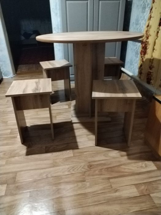 Стол кухонный с табуретами