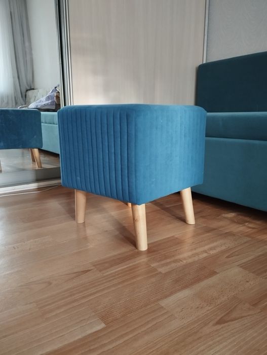 Продам велюровый пуфик.