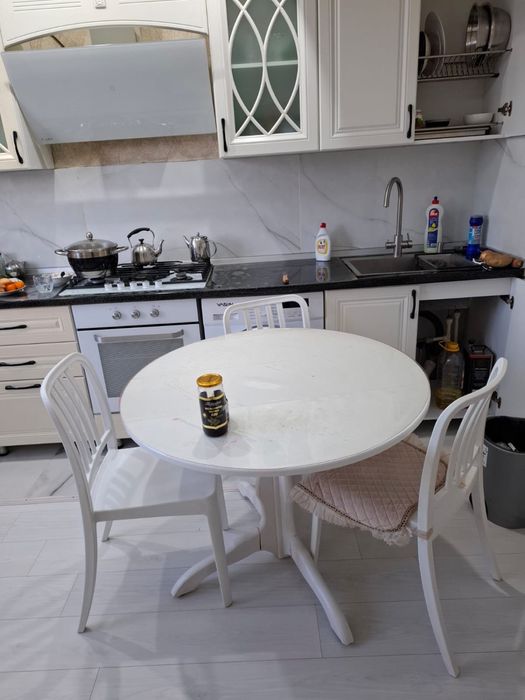 Кухонный стол со стульями