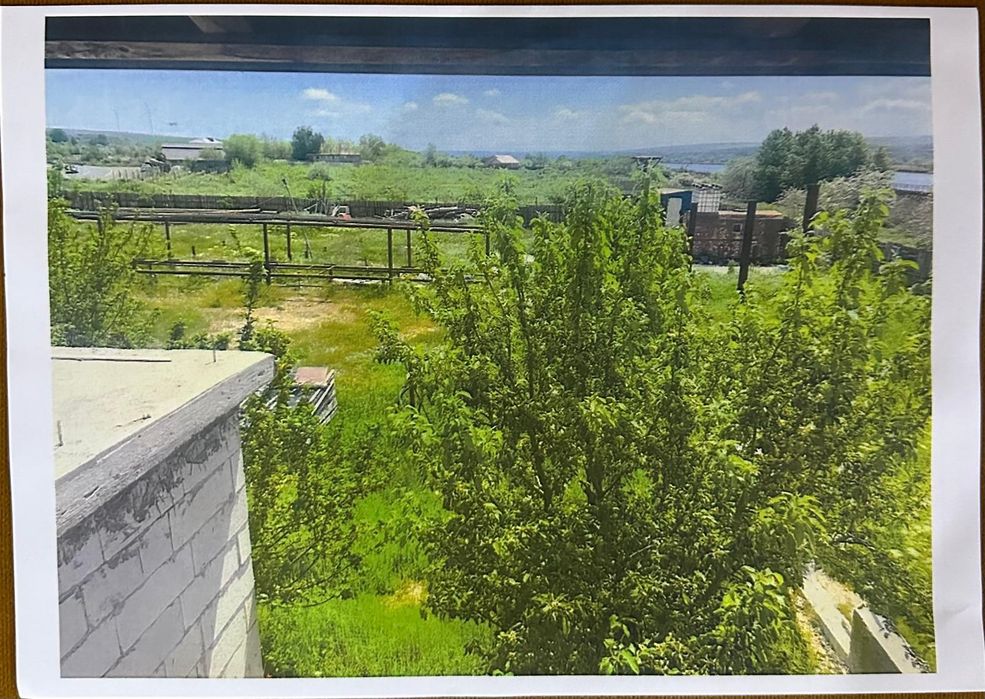 Vând casă și teren