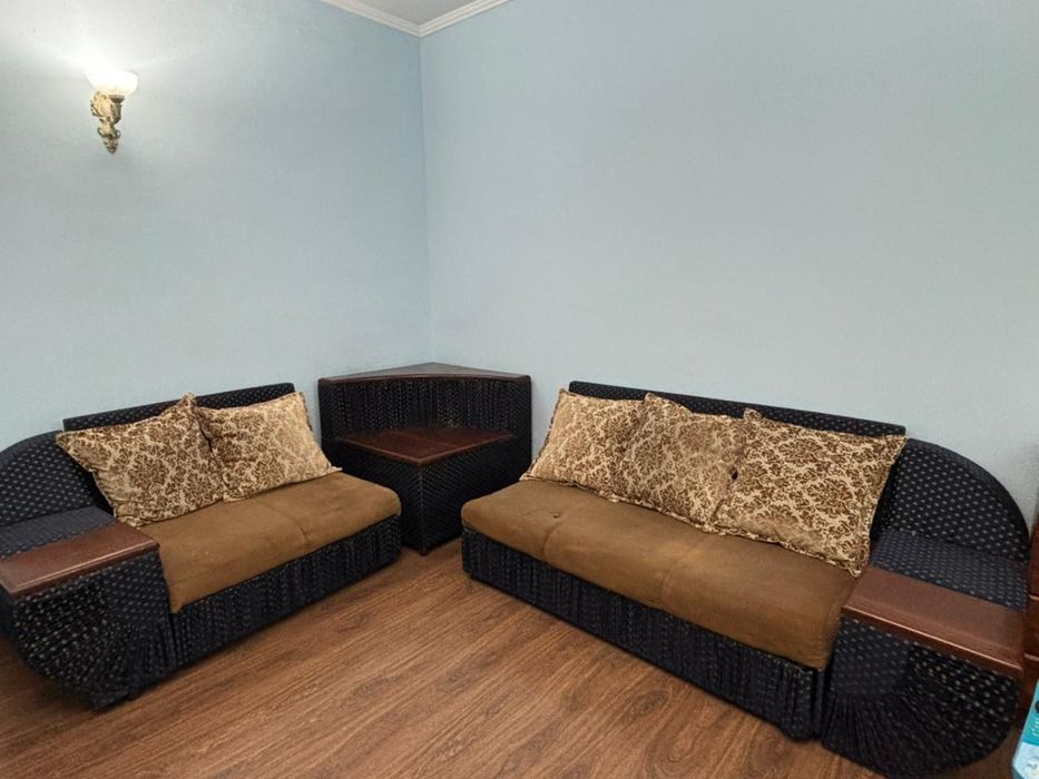 Продаётся комплект мебели для гостиной : два дивана и угловой столик.