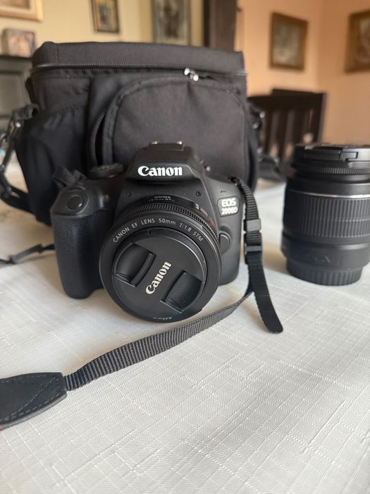 Фотоапарат Canon EOS 2000D + 2 обектива