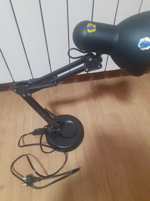 Lampa cu brat oscilant