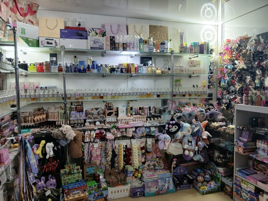 Торговое оборудования продам стеклянные витрины