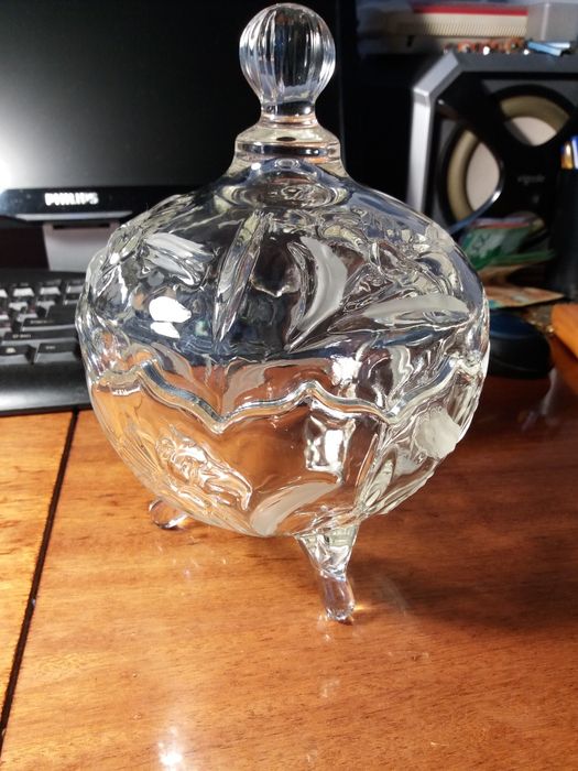 Хрустальная ваза-конфетница.