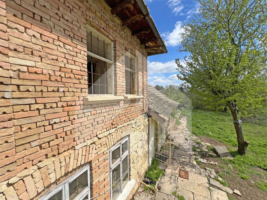 Продава тухлена селска къща в с. Мировци (общ. Нови пазар, обл. Шумен)