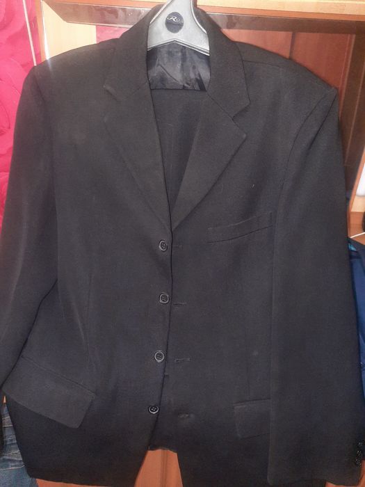 Продаются костюмы