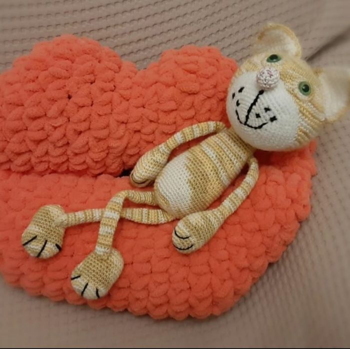 Подушки, игрушки амигуруми, пледы