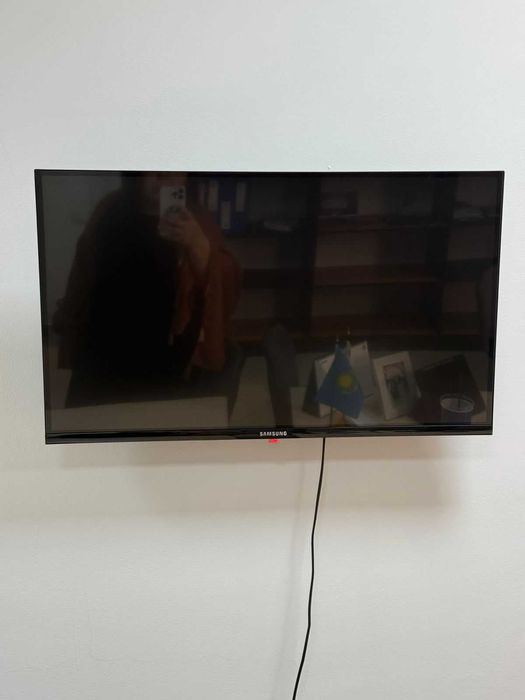 Офисная мебель стол, шкаф, телевизор