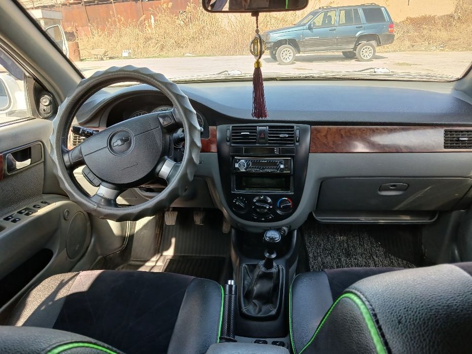 Ласетти 1,8 тезда сотилади