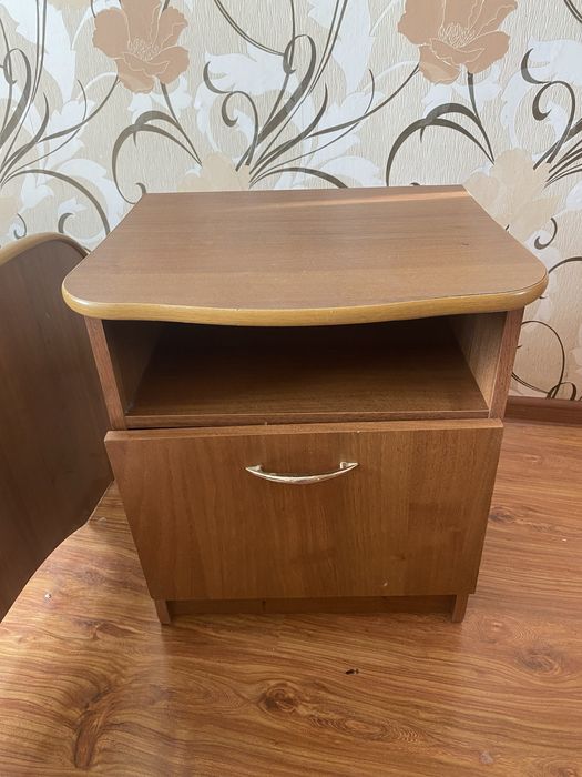 Тумбочка прикроватна бу