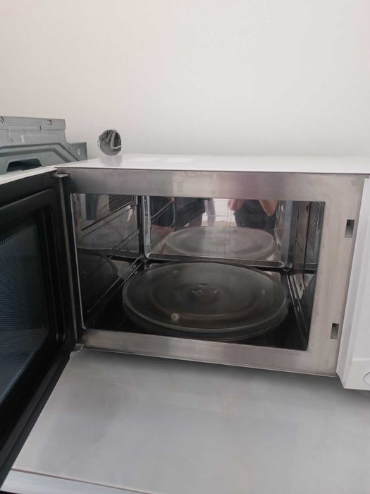 Продавам микровълнова фурна
