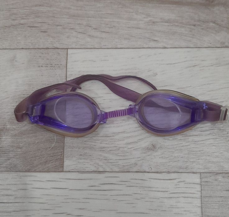Предметы для плавания и очки.