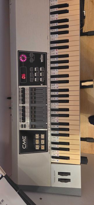 MIDI клавиатура CME UF70 със стойка и педал
