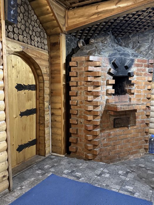 Баня на дровах классная жаркая . У нас чисто и уютно . Семейная