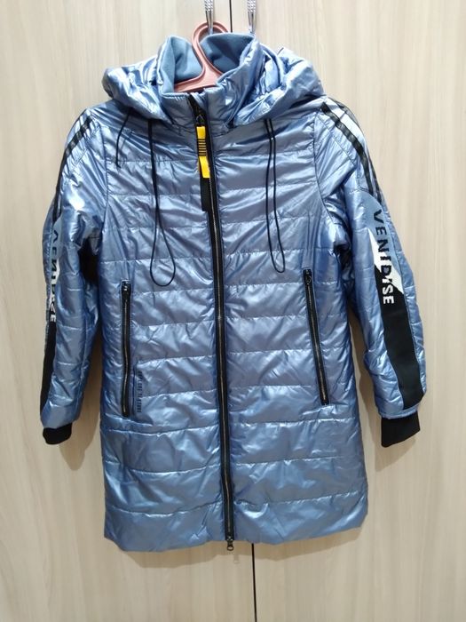 Продам осеннию куртку на девочку