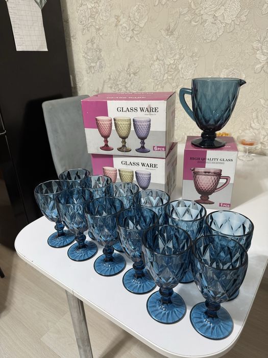 Бокалы и графин, столовый сервиз