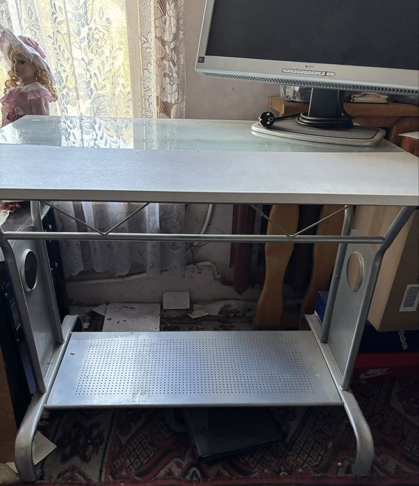 Метално бюро за компютър