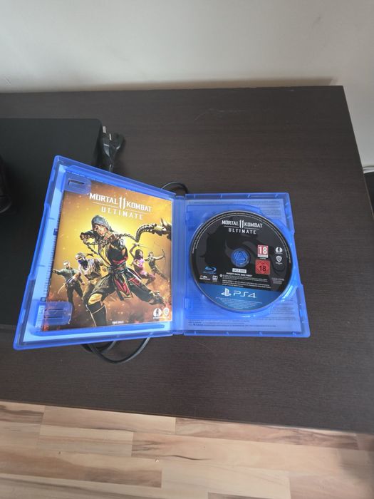 PlayStation 4 Slim 1TB + 3 игри + оригинален контролер