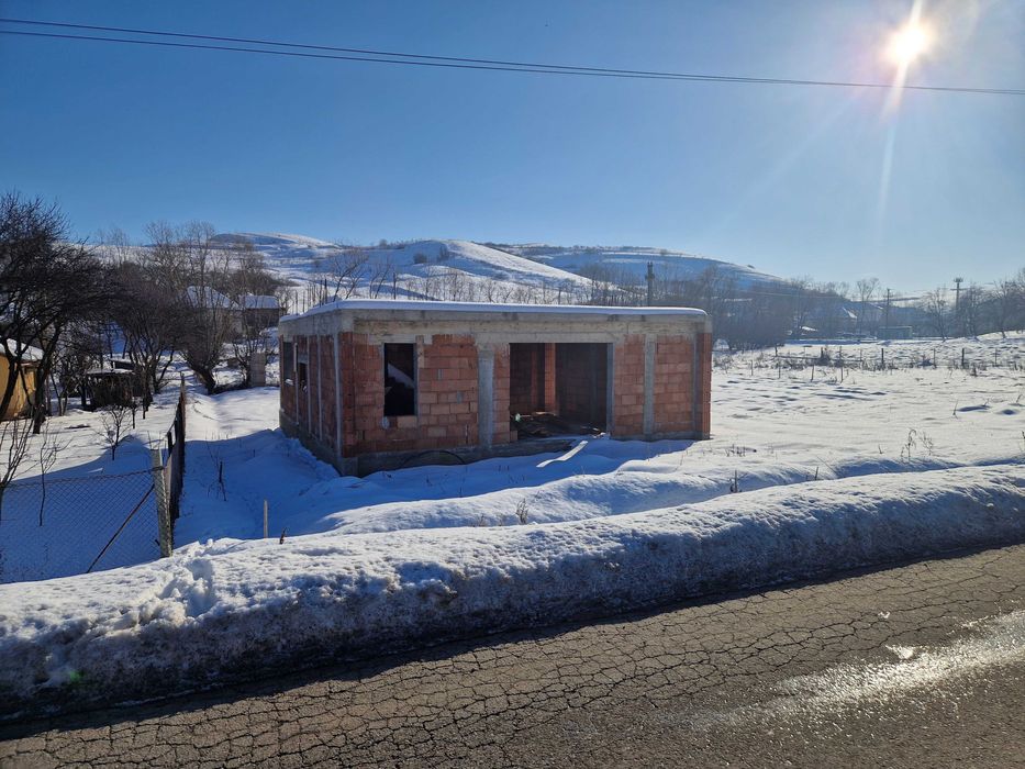 Casa de vanzare la rosu.