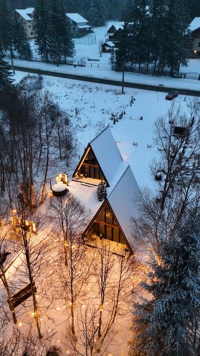 CABANE A-FRAME de închiriat cu ciubar la Predeal