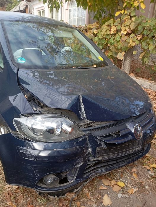 Vând golf 5 plus avariat