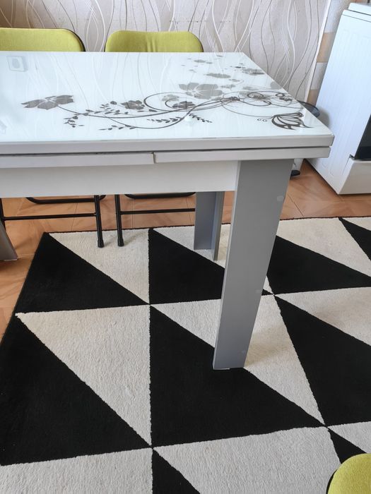 Стъклена разтегателна маса + подарък 4 стола