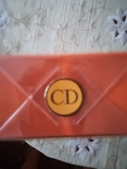 Продавам дамски парфюм дезодорант  Dune на Dior 100 мл. спрей