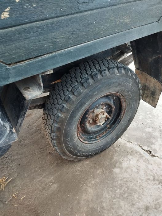 UAz avtomobil sotiladi