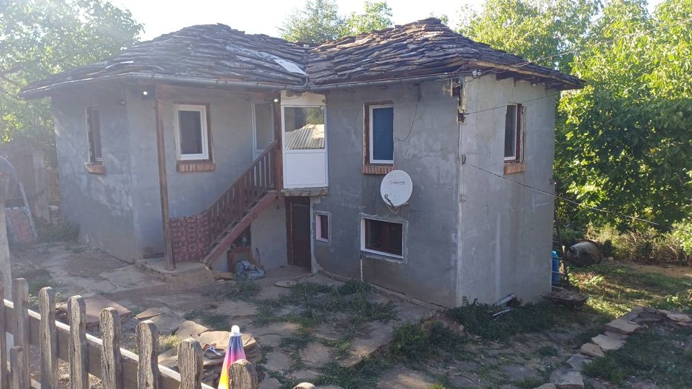 Продава се къща с дворно място