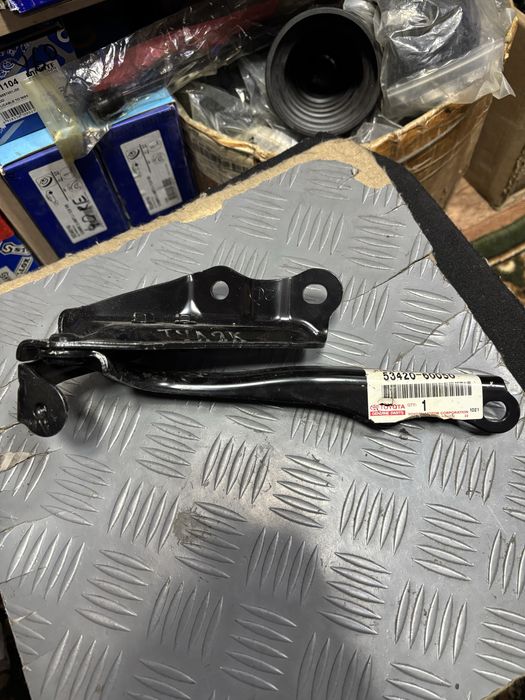 Петля капота ланд крузер 200