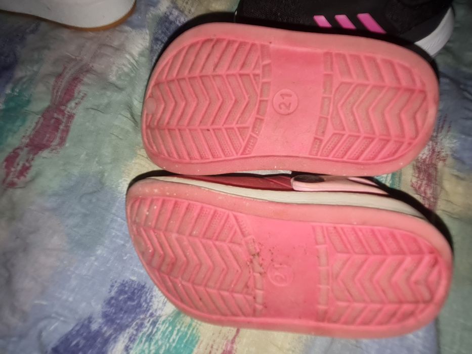 Adidas marimea 19 + papucii de casa cadou nr 21