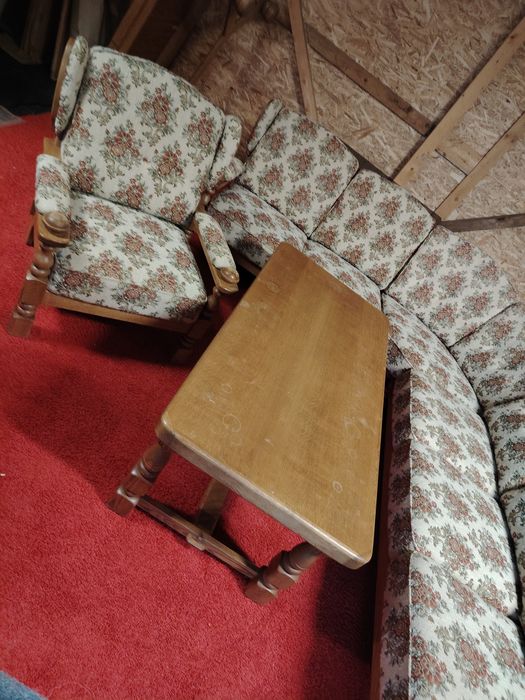 Set canapea cu masă și fotoliu