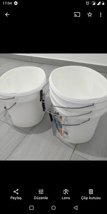 Празни кофи от минерална мазилка