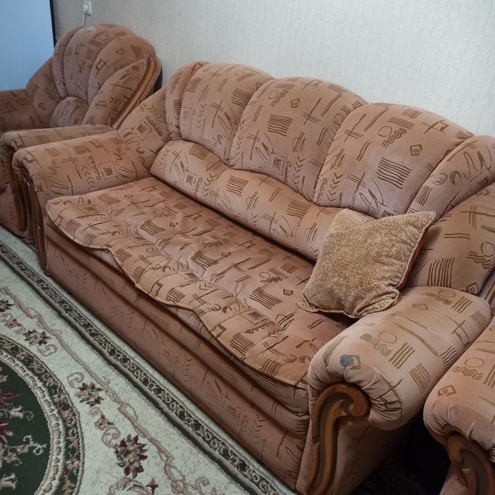 Продам б/у диван и 2 кресла.