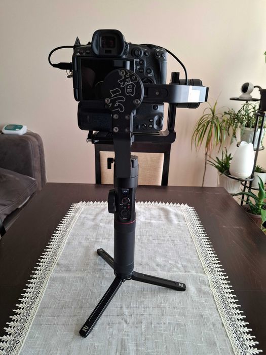 Продавам стабилизатор Zhiyun-Tech Crane 2