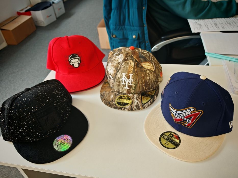 Шапки с козирка Чисто нови